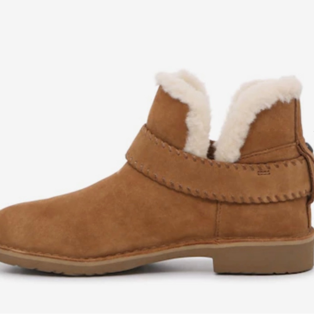 Mckay bootie from UGG. Almost new. Worn once.